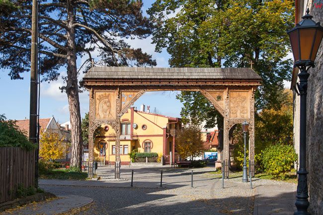Stary Sacz, ozdobna brama przed kosciolem Swietej Trojcy. EU, Pl, Malopolskie.